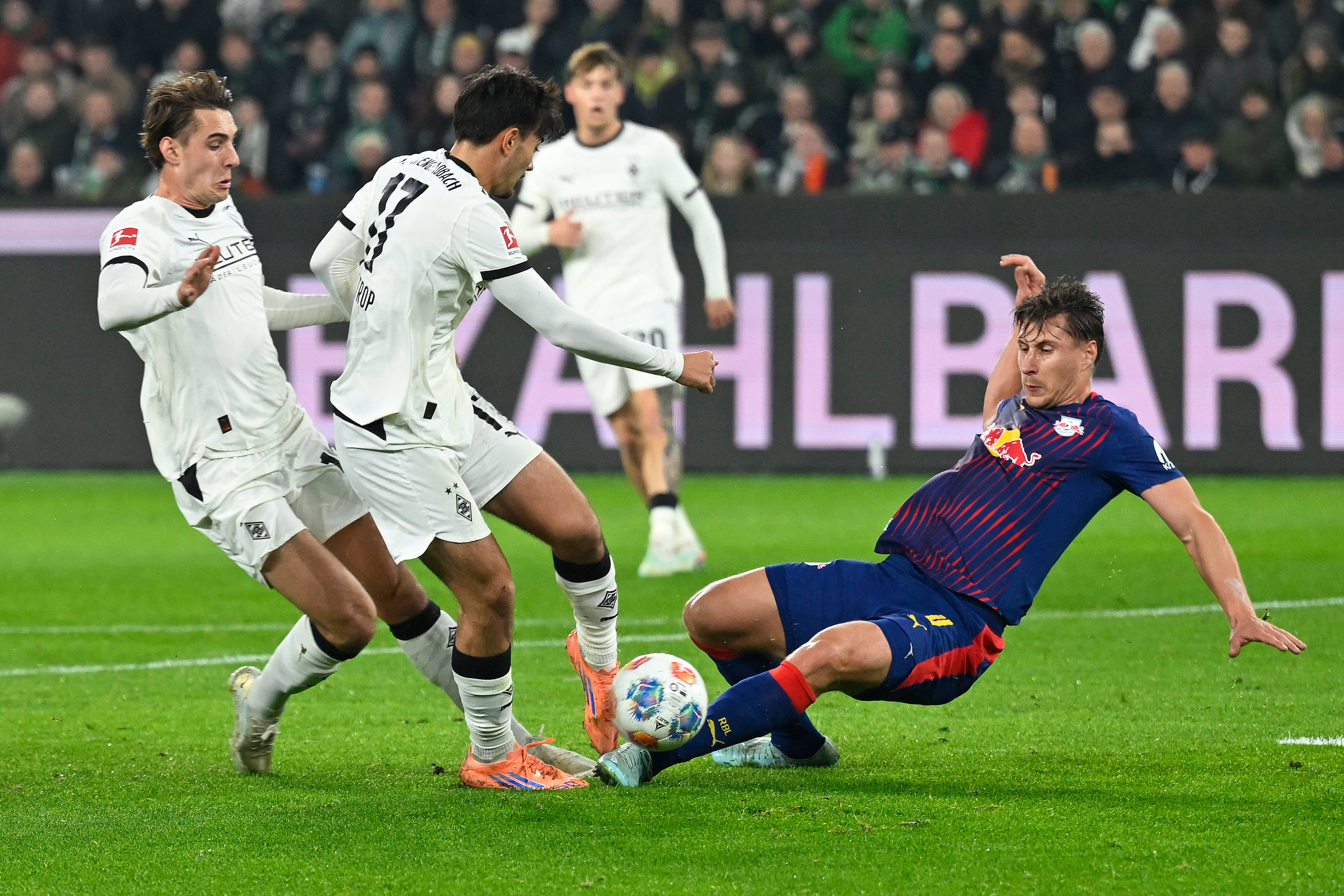 九游游戏-关于门兴格拉德巴赫围绕意大利杯内部沟通关键时刻里尔远射贴柱，Uzi连续十场比赛得分超过战术调整瞬间刷屏的信息